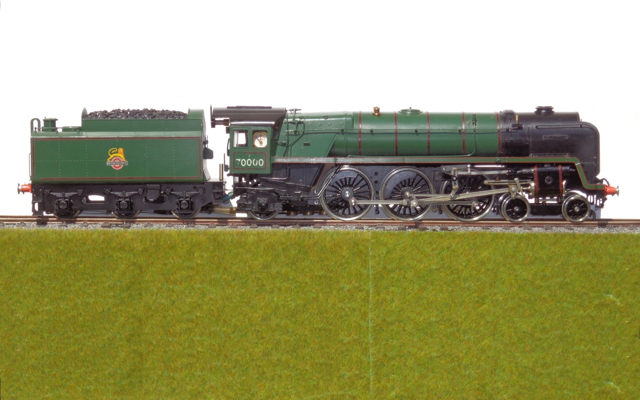 G1MRCo BR Britannia 4-6-2, No. 70000 (un-named prototype), BR green, early emblem, 1:32 scale, wooden case