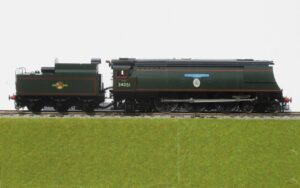 Aster SR Battle of Britain Class 4-6-2 No. 34051 Winston Churchill, BR green LC, 1:32 scale, wooden box