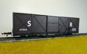 Pair of Accucraft L&B Howard vans, SR brown, Nos. 47043/5, 1:19 scale, gauge adjustable, original boxes