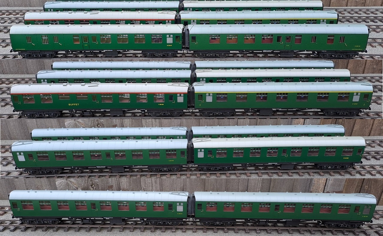 Rake of eight Accucraft Mk1 coaches in SR green, 2 x BSK, 4 x SK, 1 x FK, 1 X RMB, 1:32 scale