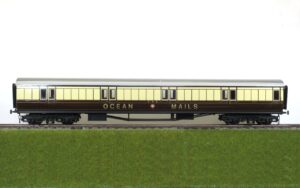 Set of three GWR 70' Ocean Mails vans, two sorting vans, one parcel van, GWR livery, 10mm scale - condition excellent